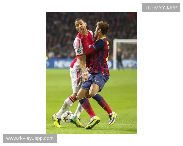 内马尔潇洒踩单车后破防